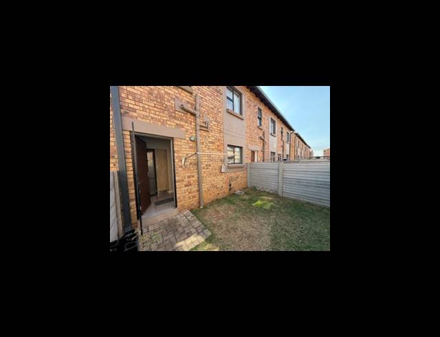 2 BEDROOM TOWNHOUSE FOR SALE IN ALBERTSDAL